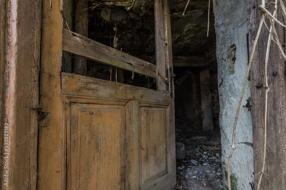 offene tuere aus holz von einem haus offene tuere aus holz von einem haus