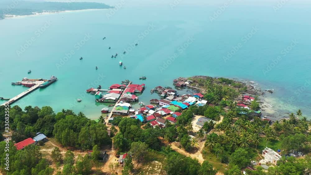 Le village de l'île de Koh Rong avec son petit port, la mer et la forêt tropicale au premier plan sur l'île de Koh Rong, au Cambodge