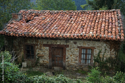 Casa abandonada en el norte de Asturias © Adrin