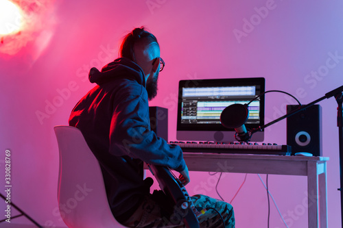 Foto Musician and making music concept - Male sound producer working in recording studio