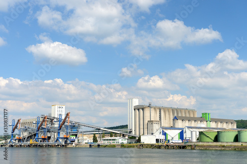 Port de Rouen, silos Senalia et nouveaux portiques de chargement photo