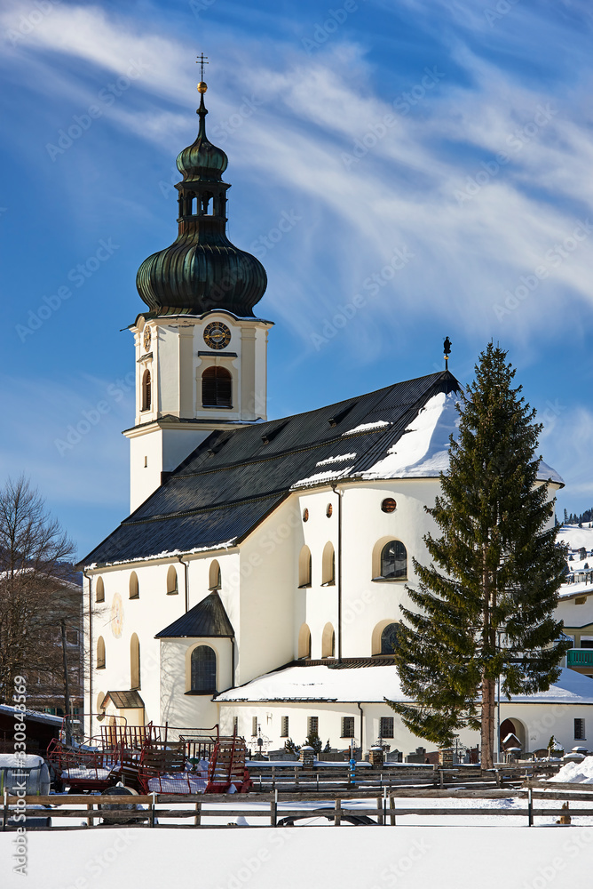 Naklejka premium St. Nikolaus Church in Tannheim (Tyrol, Austria)