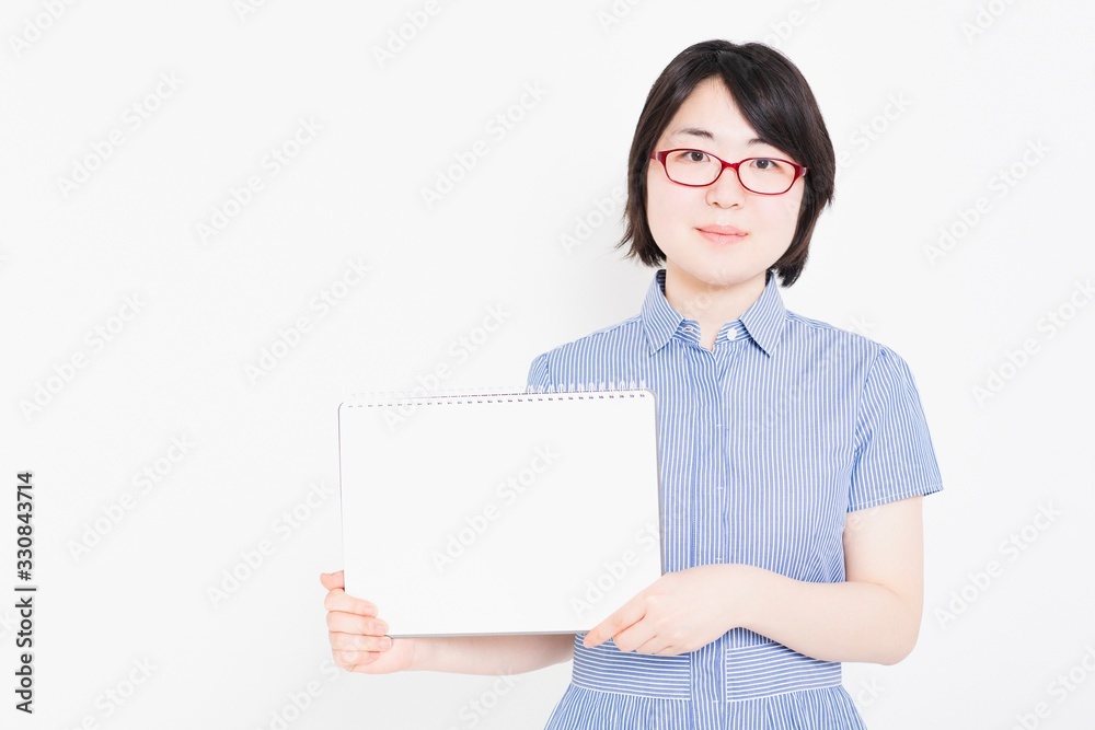 スケッチブックを持つ女性 スケッチブックを持つ女性
