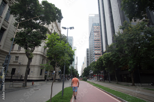 Pedestrian in the center of the city of Rio de Janeiro, walking between the buildings in the middle of the day © Diego