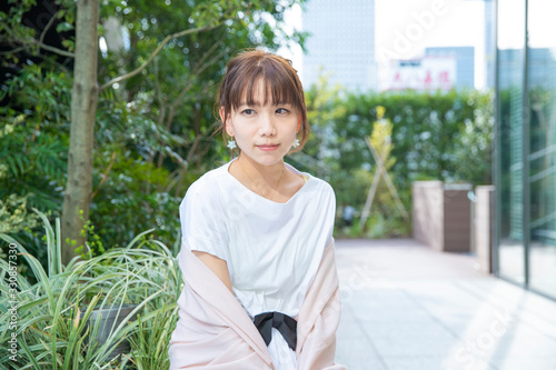 Free Download 不安な表情で考え込む女性 - GFXLoad