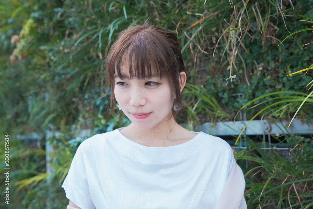 不安な表情で考え込む女性 不安な表情で考え込む女性