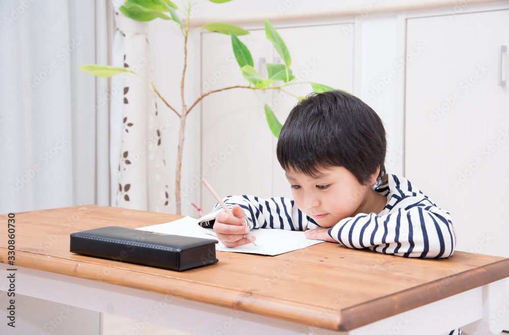 勉強をする小学生の男の子