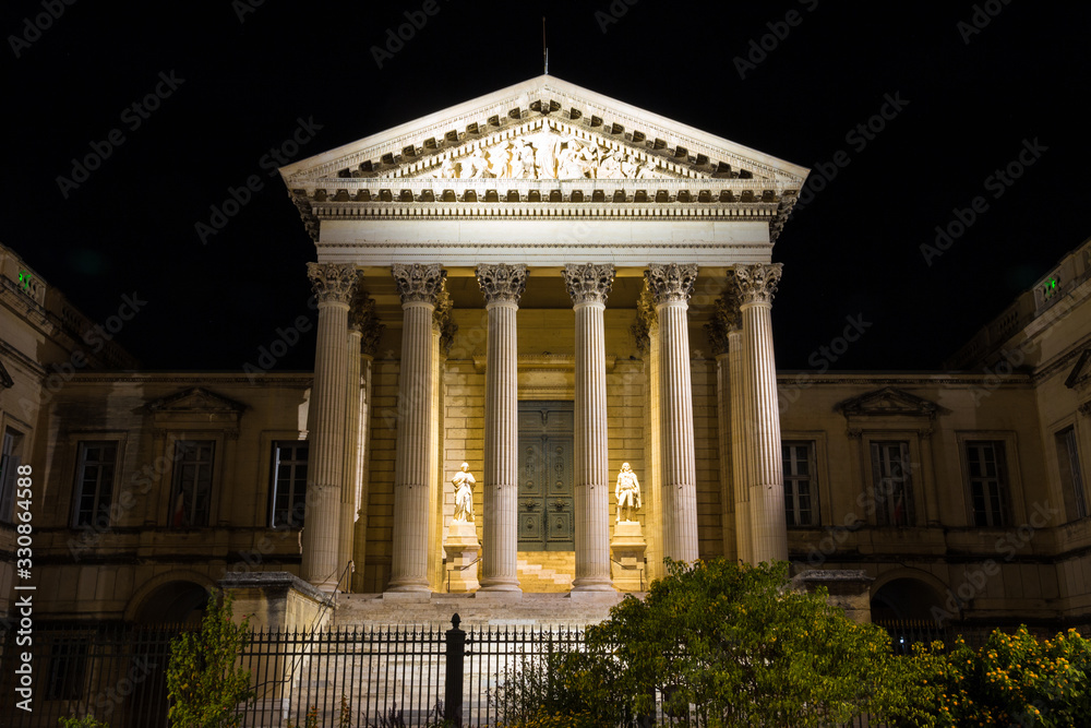 Obraz premium The Court of Appeal of Montpellier, France at night