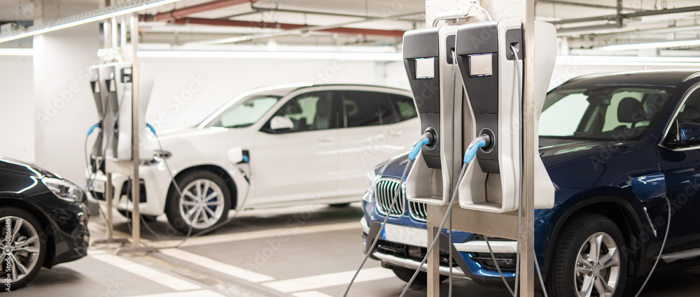 Elektroladestation für Elektroautos in einer Tiefgarage Elektroladestation für Elektroautos in einer Tiefgarage