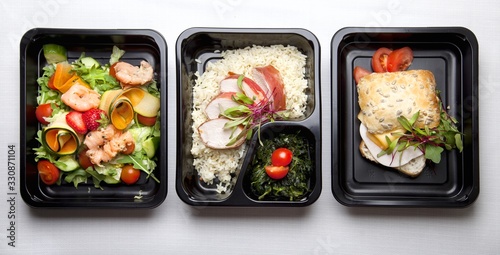 Zdrowa dieta pudełkowa sniadanie obiad lunch box, na dowóz, na wynos, pełnowartościowy, zbilansowany fit posiłek na cały dzień  © Maciek