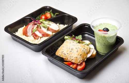 Zdrowa dieta pudełkowa sniadanie obiad lunch box, na dowóz, na wynos, pełnowartościowy, zbilansowany fit posiłek na cały dzień 