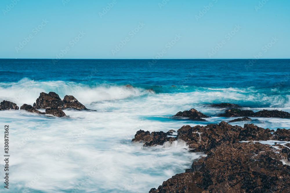 Obraz premium Long Exposure Of Sea Wave with rock