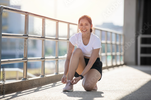 Foto women asian sport, fitness, exercise and lifestyle concept - runner woman lacing