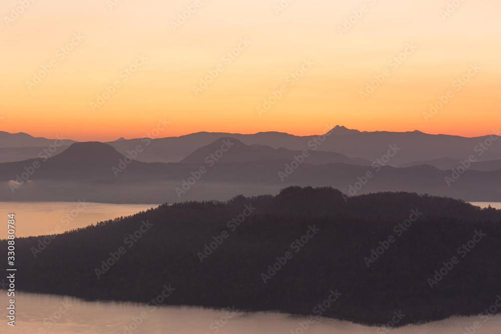 Obraz premium 日本・北海道東部の国立公園、夜明けの屈斜路湖