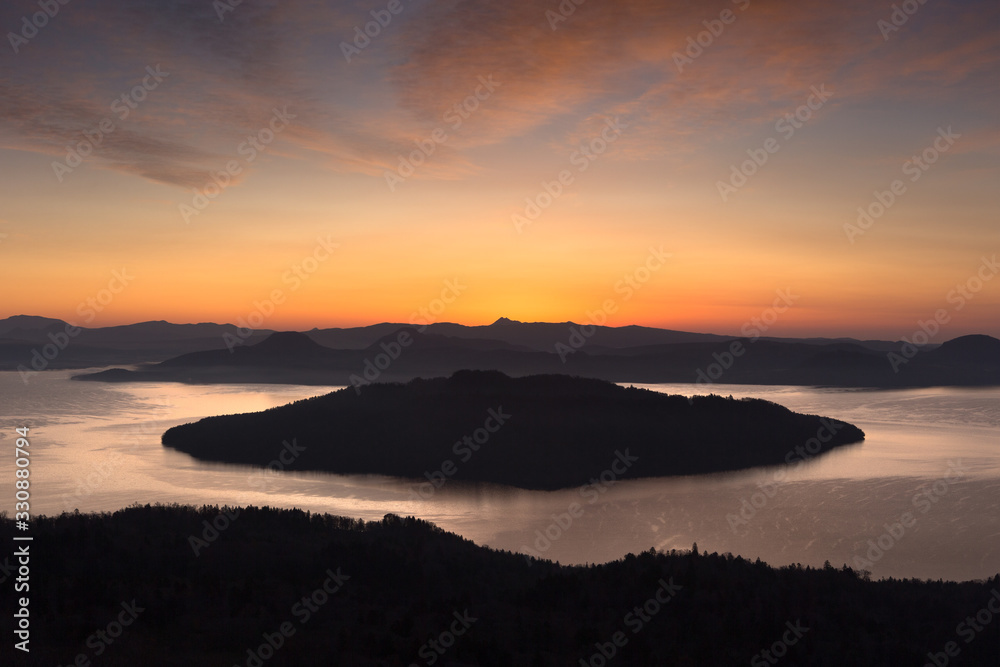 日本・北海道東部の国立公園、夜明けの屈斜路湖