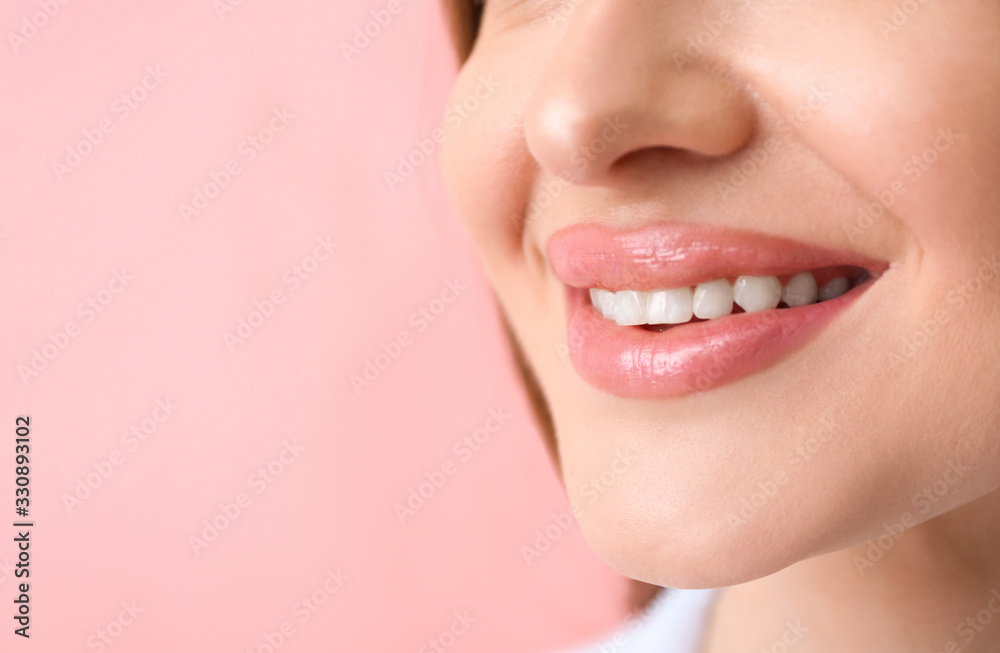 Obraz premium Young woman with beautiful smile on color background, closeup
