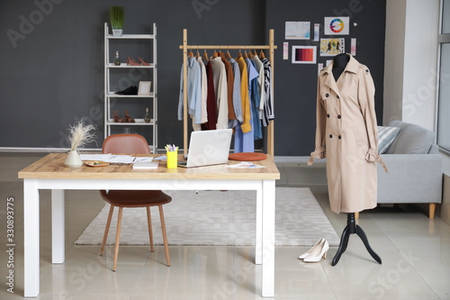 Modern workplace of clothes stylist in office © Pixel-Shot