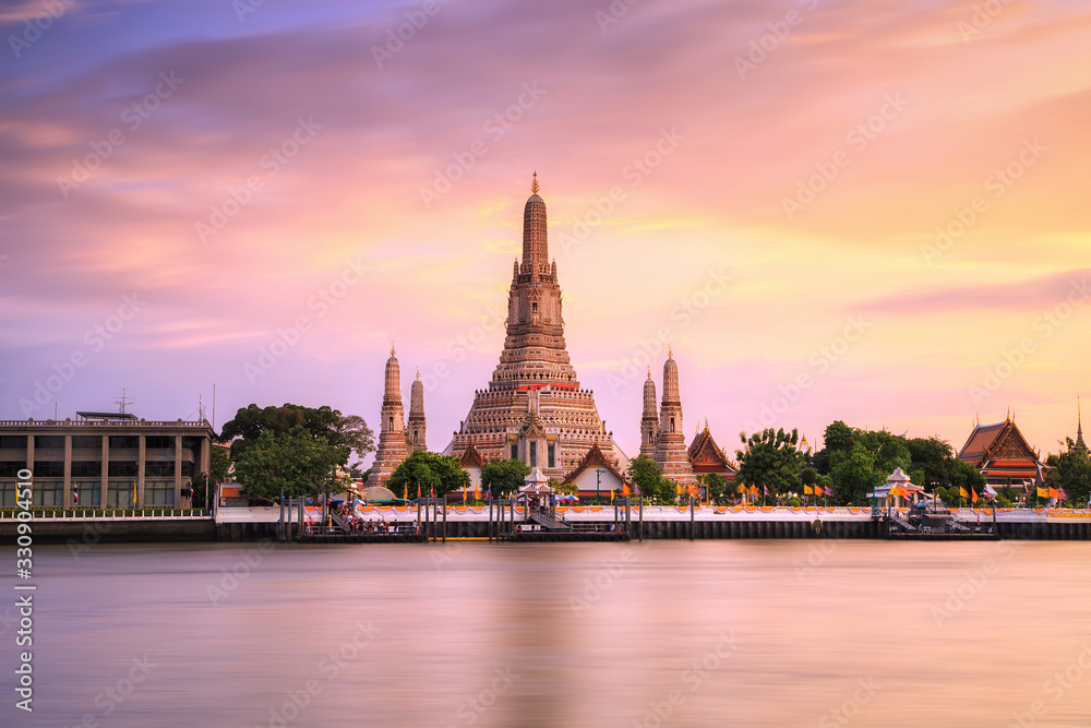 Naklejka premium Wat Arun Ratchawararam Ratchawaramahawihan at sunset in bangkok Thailand. Landmark of Thailand