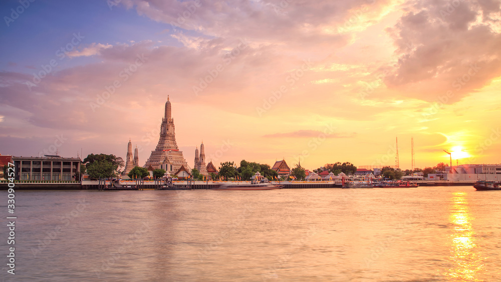 Obraz premium Wat Arun Ratchawararam Ratchawaramahawihan at sunset in bangkok Thailand. Landmark of Thailand