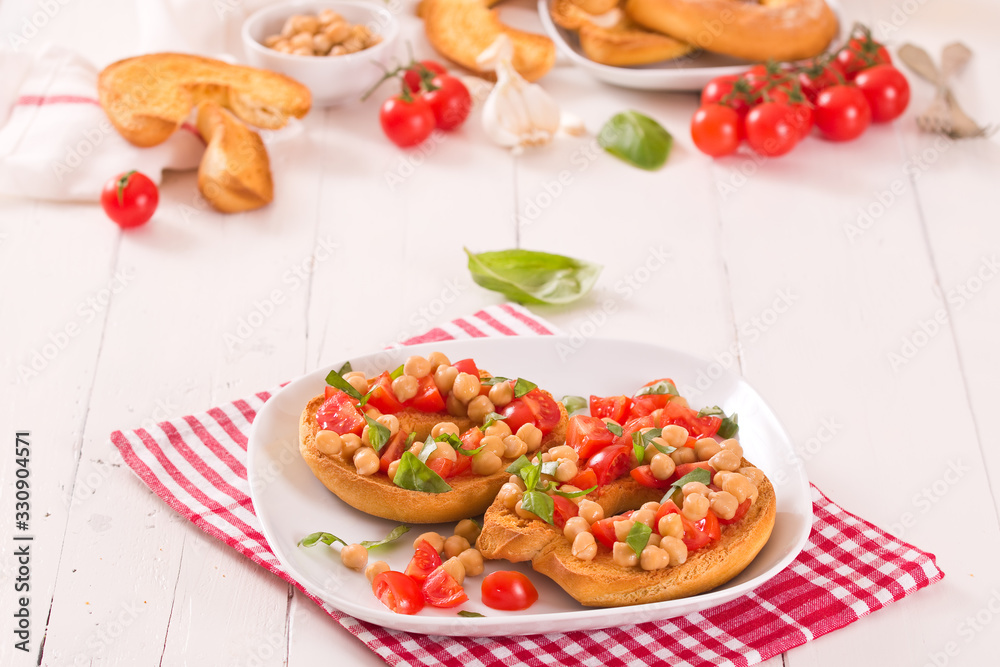 Friselle with tomatoes and chickpeas.