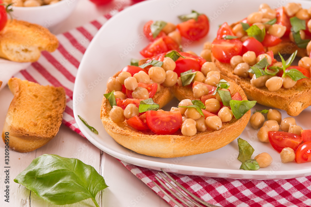 Friselle with tomatoes and chickpeas.