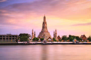Keuken achterwand Bangkok Wat Arun bij gouden zonsondergang  © surakit