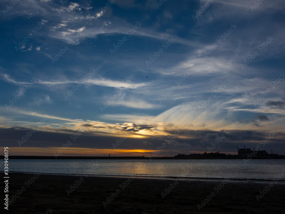 Obraz premium Sunsets and dramatic skies