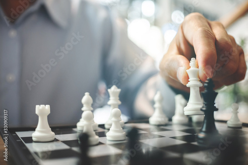 Foto businessman playing chess board, Competition in business.
