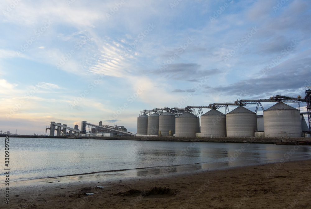 Obraz premium Silos and pier in golden hour