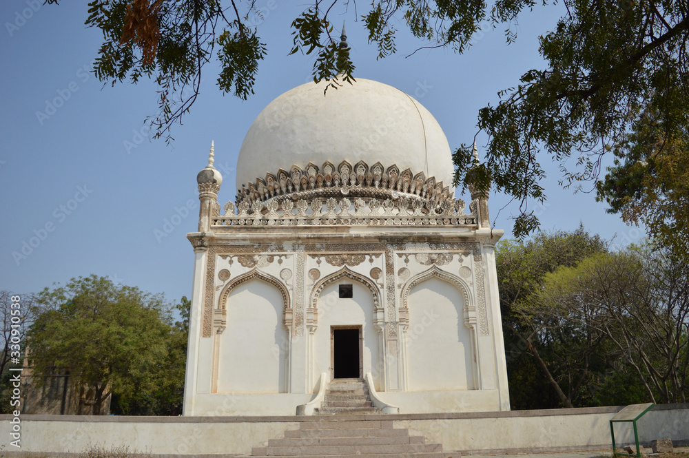 Obraz premium historical dome structures of seven tombs in hydrabad india