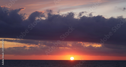 Photo background beautiful sunset on the sea coast