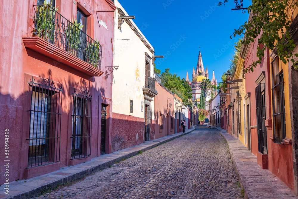 Naklejka premium Kolorowa ulica San Miguel de Allende, kolonialne miasto w Meksyku. Światowego Dziedzictwa UNESCO.