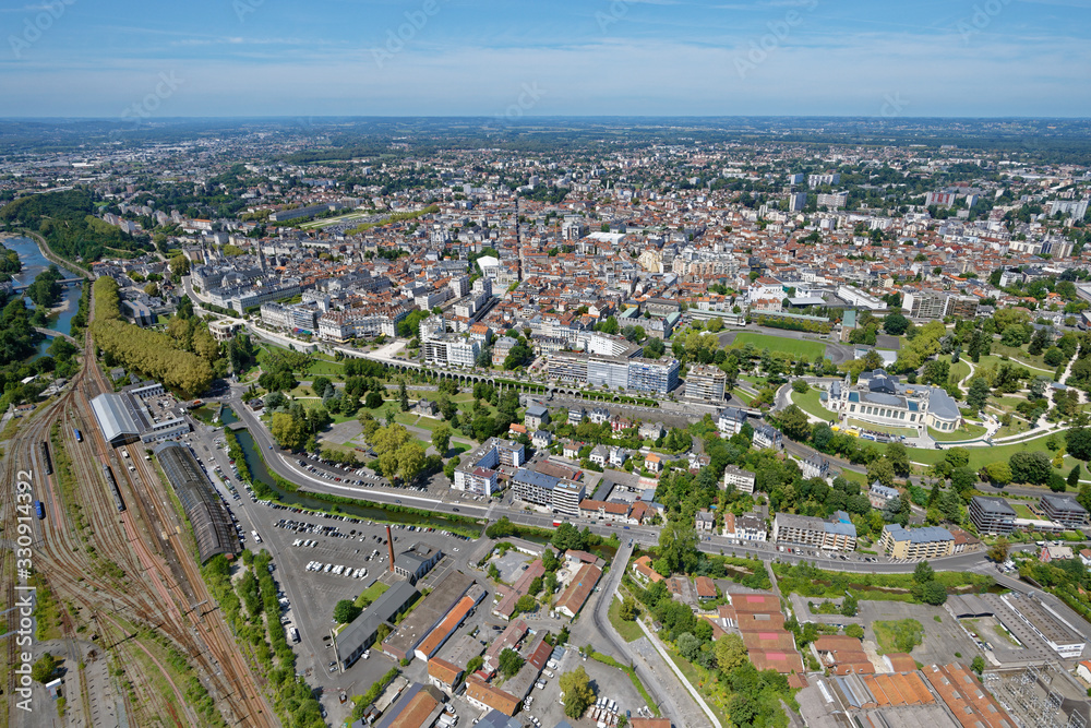Aerial view of central Pau and the Boulevard des Pyrénées from the south-east