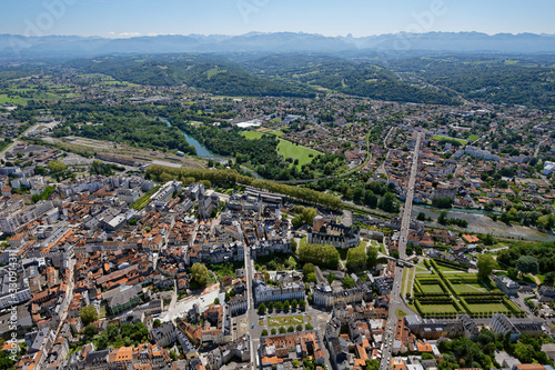 Aerial view of central Pau and the Boulevard des Pyrénées from the north