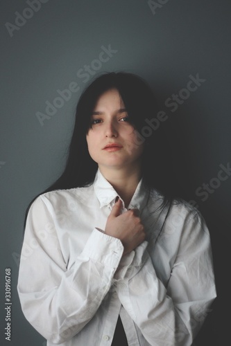 Obraz na płótnie Attractive caucasian brunette girl at home, emotional portrait w salonie