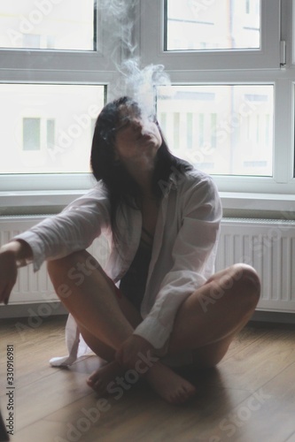 Obraz na płótnie Attractive caucasian brunette girl at home, emotional portrait w salonie