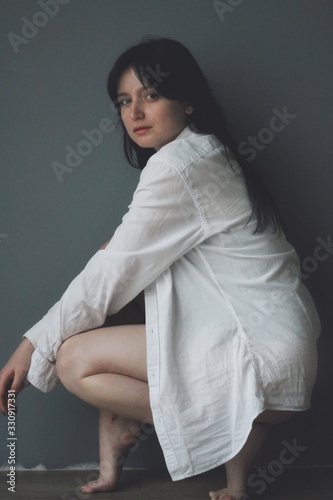 Obraz na płótnie Attractive caucasian brunette girl at home, emotional portrait w salonie
