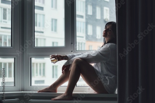 Obraz na płótnie Attractive caucasian brunette girl at home, emotional portrait w salonie