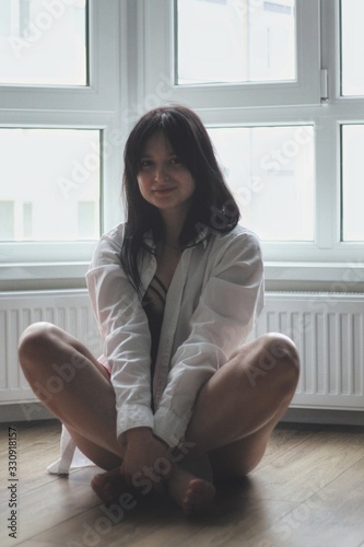 Obraz na płótnie Attractive caucasian brunette girl at home, emotional portrait w salonie