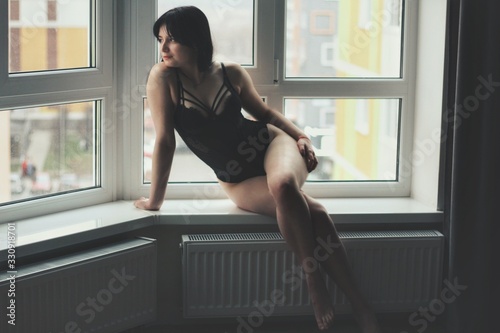 Obraz na płótnie Attractive caucasian brunette girl at home, emotional portrait w salonie