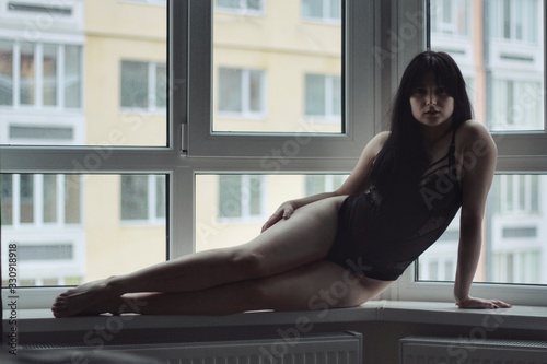 Obraz na płótnie Attractive caucasian brunette girl at home, emotional portrait w salonie