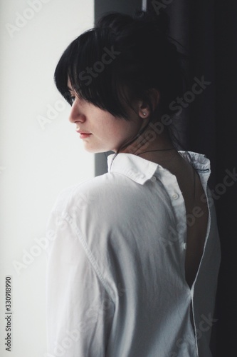 Obraz na płótnie Attractive caucasian brunette girl at home, emotional portrait w salonie