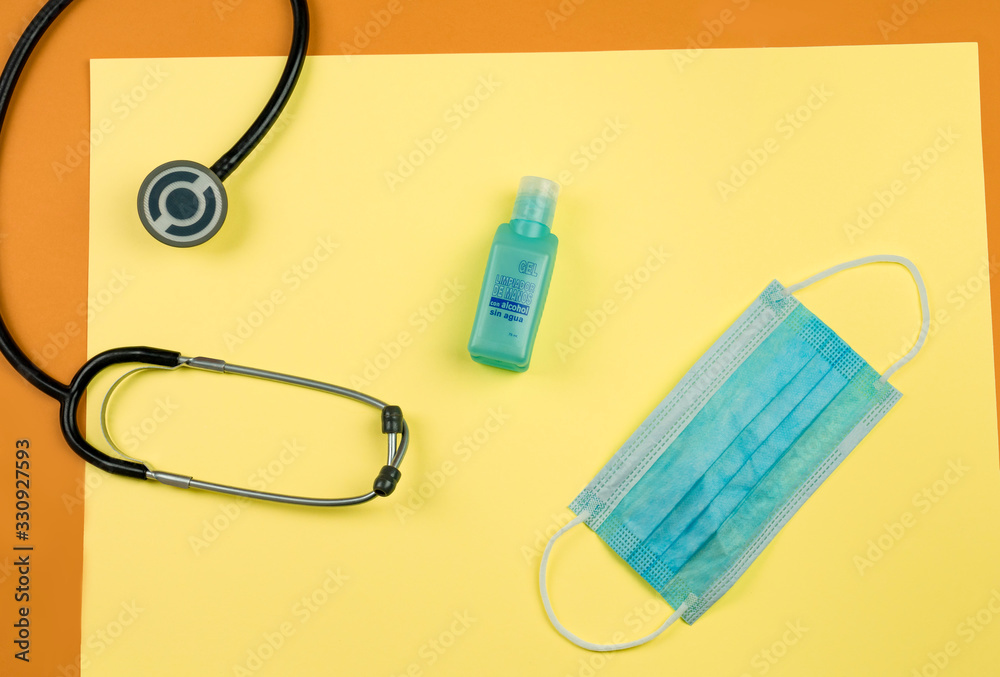 Medical utensils kit: a stethoscope, a mask and a hands cleaning. Text in spanish: Gel hand cleaner with alcohol, without water. Medical utensils kit: a stethoscope, a mask and a hands cleaning. Text in spanish: Gel hand cleaner with alcohol, without water.