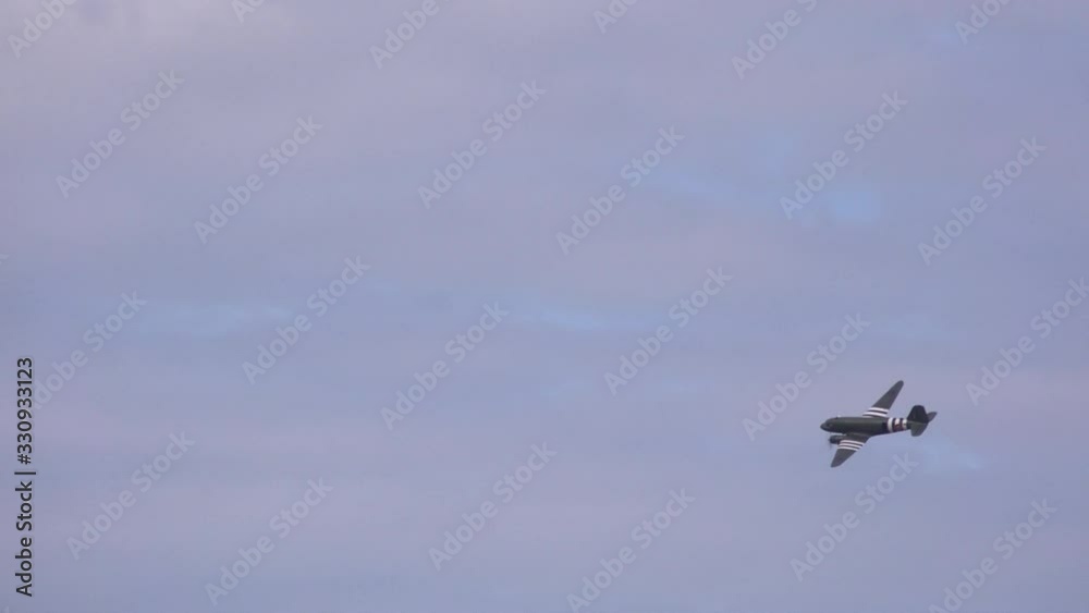 Plane in airshow flying low overhead UK 4K