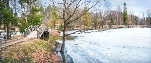 Весенний пруд Spring melting ice-covered pond photo