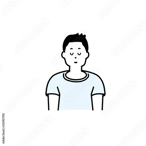 目を閉じる男性