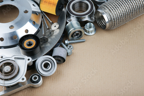 Foto different modern car parts on background of cardboard top view with copy space