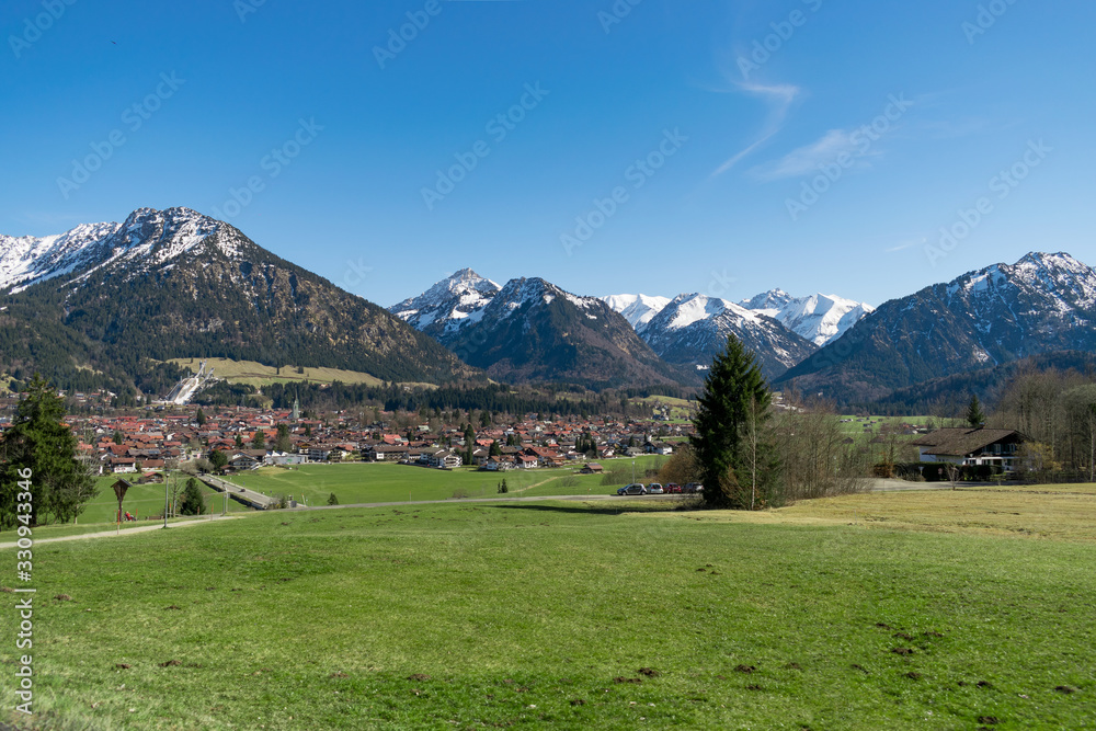 Blick auf Oberstdorf vor den Allgäuer Hochalpen