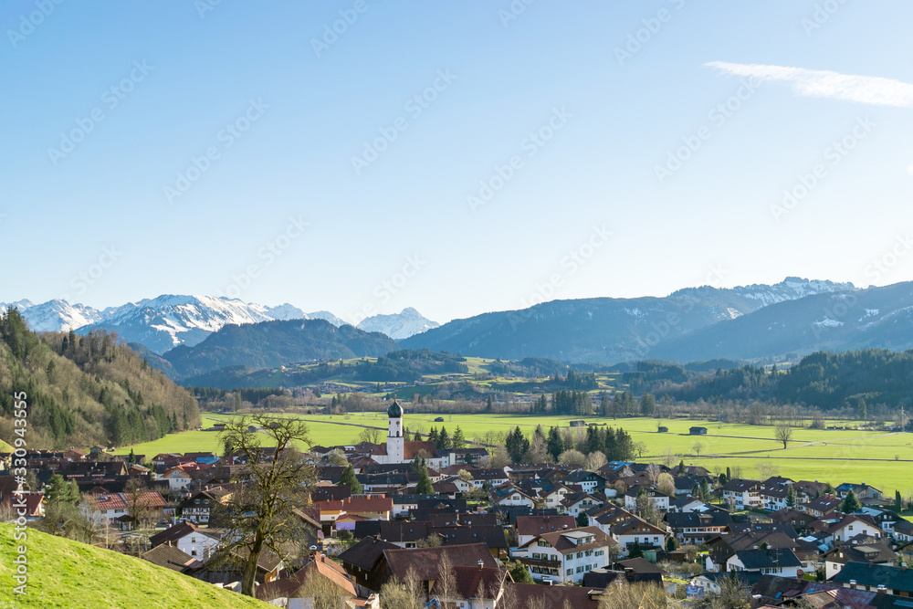Blick auf Altstädten in Bayern in der Nähe von Sonthofen, Fischen im Allgäu und Oberstdorf mit den Allgäuer Alpen im Hintergrund