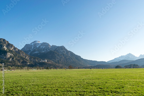 Blick auf das Allg  u-Panorama im Schwangau bei F  ssen. Die Landschaft ist gepr  gt von den Alpen und den weitl  ufigen Almen. Zahlreiche Touristen besuchen das Ostallg  u wegen Schloss Neuschwanstein.